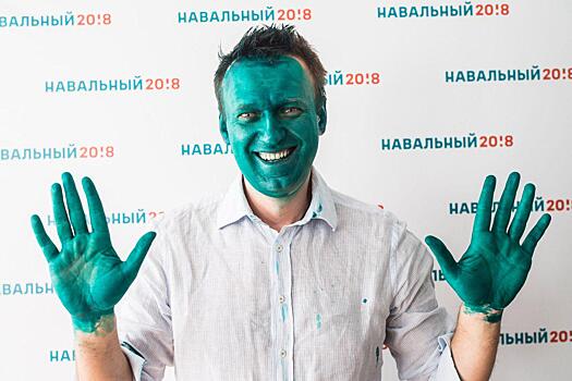 Навального облили зеленкой