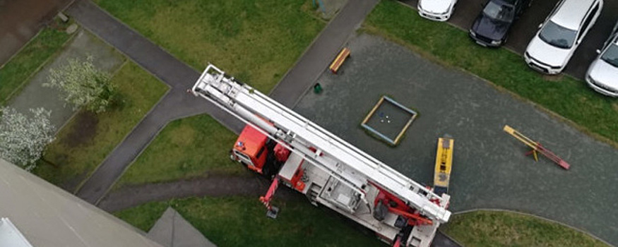 В Барнауле пожарные спасли от огня взрослого и ребенка