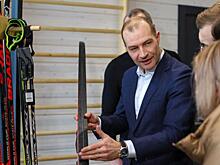 Министр физической культуры и спорта подарил лыжный инвентарь спортивной школе «Арена»