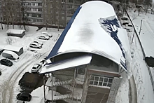 В Уфе снег с крыши отбросил автомобиль на несколько метров