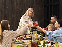 Психолог объяснил, стоит ли праздновать за одним столом с детьми