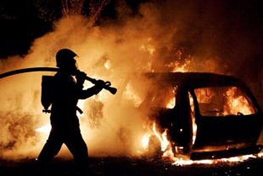 Пожар на штрафстоянке: в Архангельске сгорели 6 автомобилей и мотоцикл