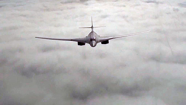 Молодые пилоты совершают первые полет на ракетоносцах Ту-160: видео