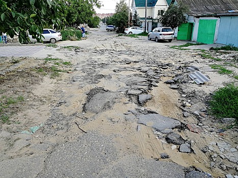 Ливни раскрошили дорогу в частном секторе в Волгограде