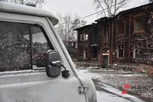 Жители аварийного дома в Архангельской области боятся, что их дом либо упадет, либо сгорит