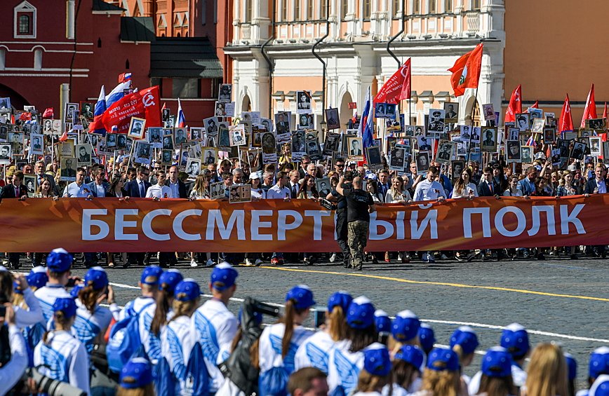 Участники акции идут колонной по центру города с фотографиями родственников — ветеранов, партизан, блокадников и узников концлагерей. Сообщает "РИА Новости".