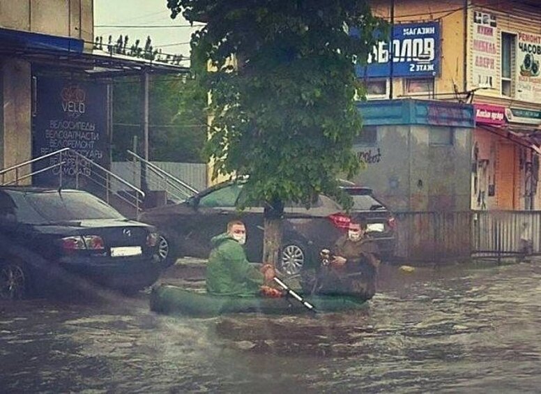 Пандемия заставила людей использовать маски, но не сломила русский дух.