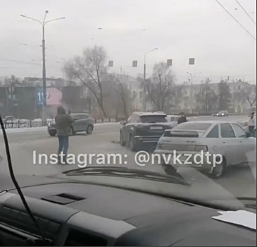 Легковушка превратилась в груду металла после ДТП в Новокузнецке
