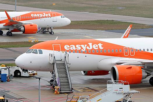 Пьяная пассажирка самолета бросалась на попутчиков и угрожала им расправой на борту