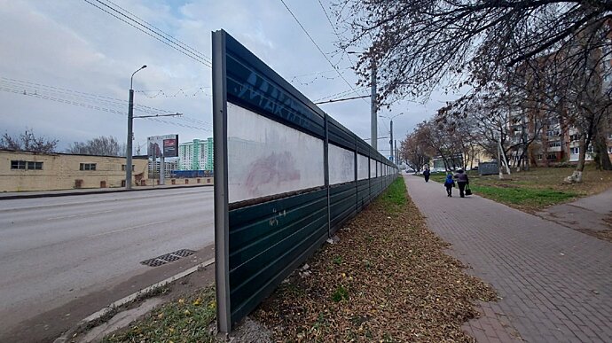 Разбитые шумозащитные экраны в Терновке не планируют ремонтировать