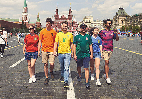 Эти активисты изобретательно оделись в футболки так, чтобы создать на улицах России «незаметный радужный флаг»
