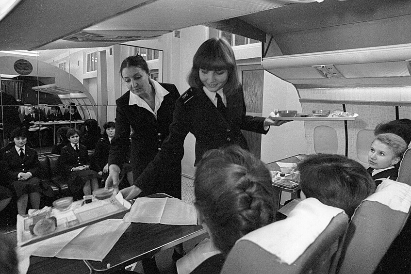 Студентки факультета стюардесс Ленинградского авиатехнического училища гражданской авиации во время обучения, СССР, 1 октября 1984 года