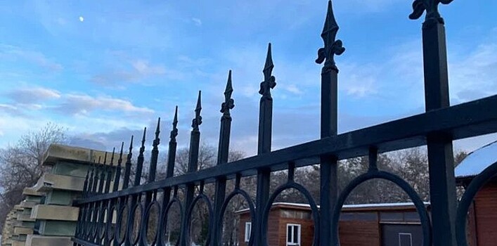 В Екатеринбурге мужчина хотел перепрыгнуть забор со штырями и повис на нем