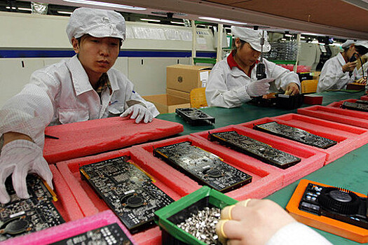 FT: сборщики iPhone 17 в КНР работают по 15 часов и получают 30000 рублей в месяц