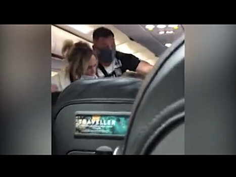 Жена ударила мужа в самолёте  из-за маски