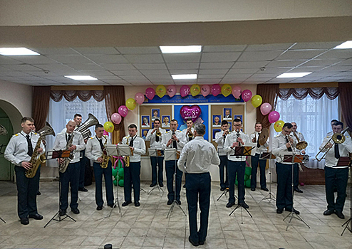 Оркестр Военной академии РХБЗ выступил с праздничной программой, посвященной Международному женскому дню
