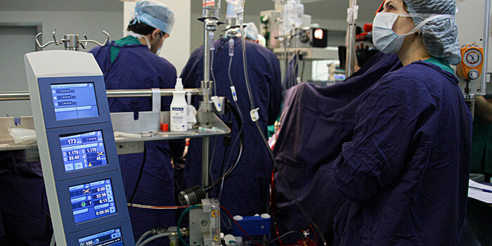 Московские хирурги первыми в мире удалили огромную кисту при помощи робота
