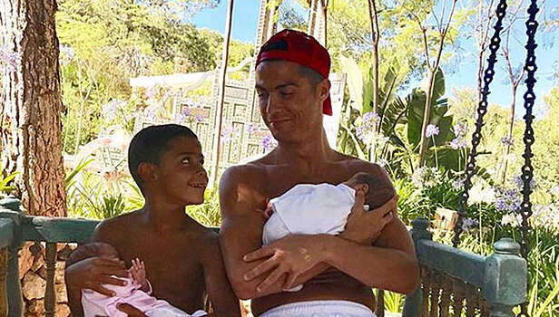 Фото с детьми Роналду  собрало в соцсетях 7 миллионов лайков