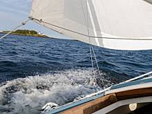 Моряки подали сигнал бедствия во время путешествия всей жизни и были найдены бездыханными