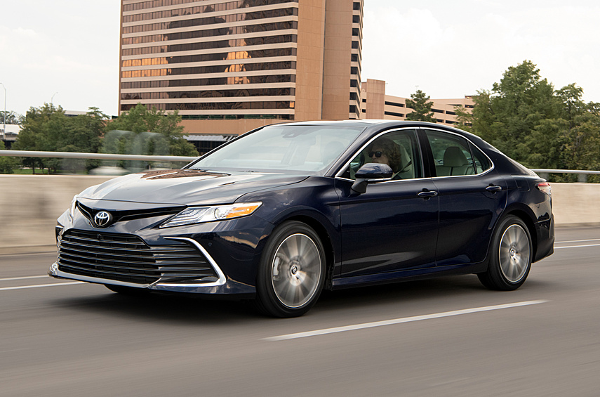 #6: Toyota Camry — 650,5 тысяч (- 3%). Ещё один постоянный обитатель первой десятки мирового рейтинга — Toyota Camry — за год просела с пятой позиции на шестую. В процентах потери небольшие (3%), но в абсолютных величинах это немало: в 2023-м продано на 22 800 машин меньше, чем годом ранее. Почти половина продаж у Camry традиционно приходится на американский рынок, где предлагаются машины местного производства, но как раз там просадка оказалась незначительной. А бóльшая часть потерь — на китайском рынке, где продаются машины производства СП GAC-Toyota. 