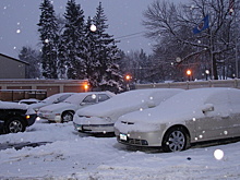Эксперт объяснил опасность долгой парковки машин под снегом