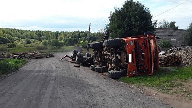 В Белохолуницком районе перевернулся « КамАЗ». Выпавший из прицепа груз упал на проходившую по обочине женщину