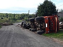 В Белохолуницком районе перевернулся « КамАЗ». Выпавший из прицепа груз упал на проходившую по обочине женщину