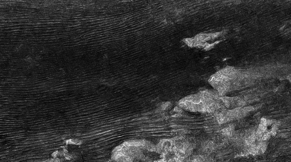 Таинственные ураганы Титана. Титан покрыт реками и озерами метана, которые расположены у  величественных гор и окружены дюнами, которые стремятся к востоку. Сравнительно недавно физики объяснили, в чем дело — метановые бури на Титане настолько сильны, что буквально продавливают поверхность планеты.