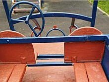 Работники «Жилищника района Кузьминки» починили автомобиль и горку на игровой площадке