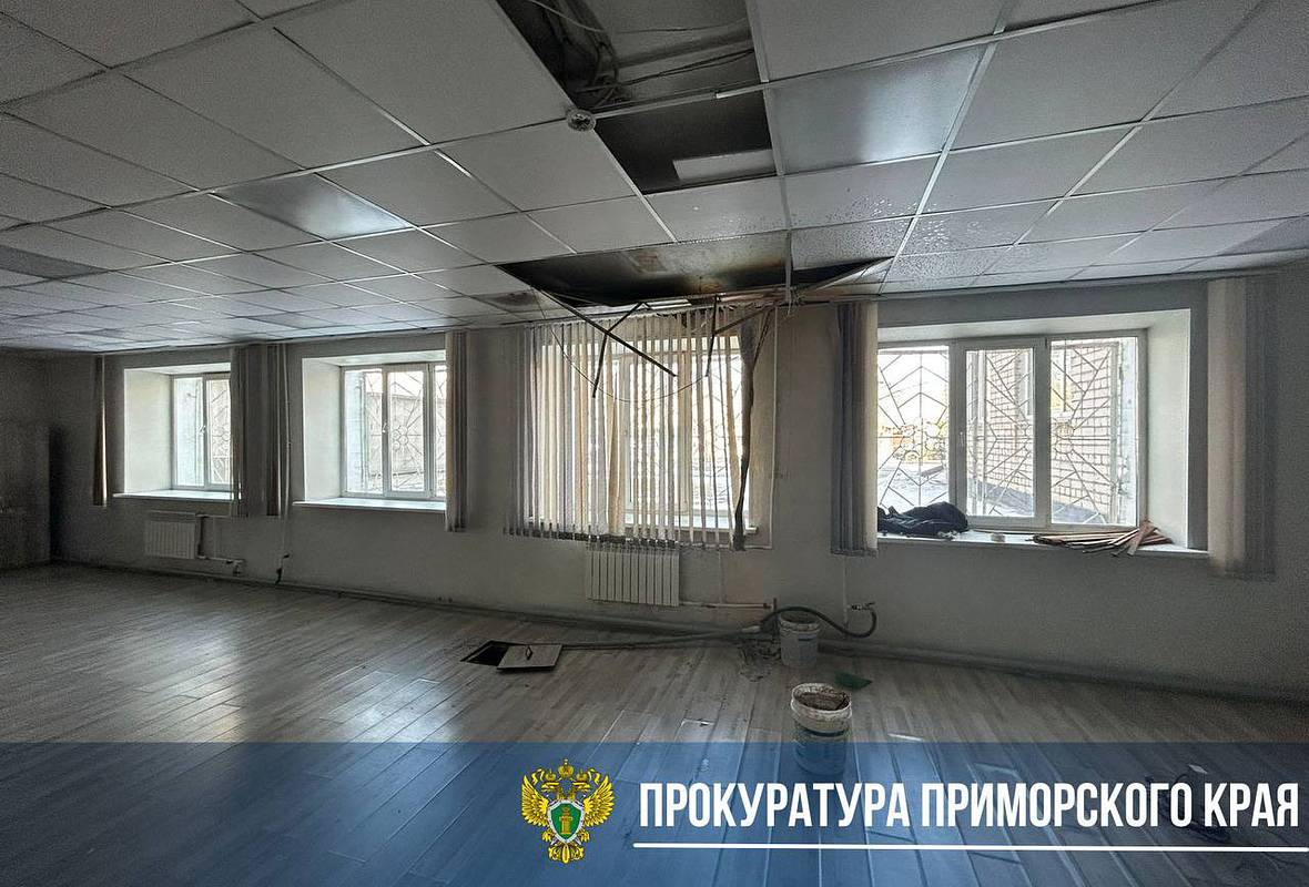 В российском колледже с потолка хлынул кипяток