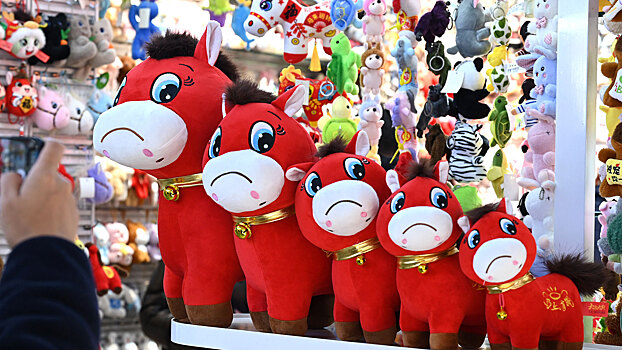 Грустная лошадка стала хитом января: опасна ли игрушка для детей