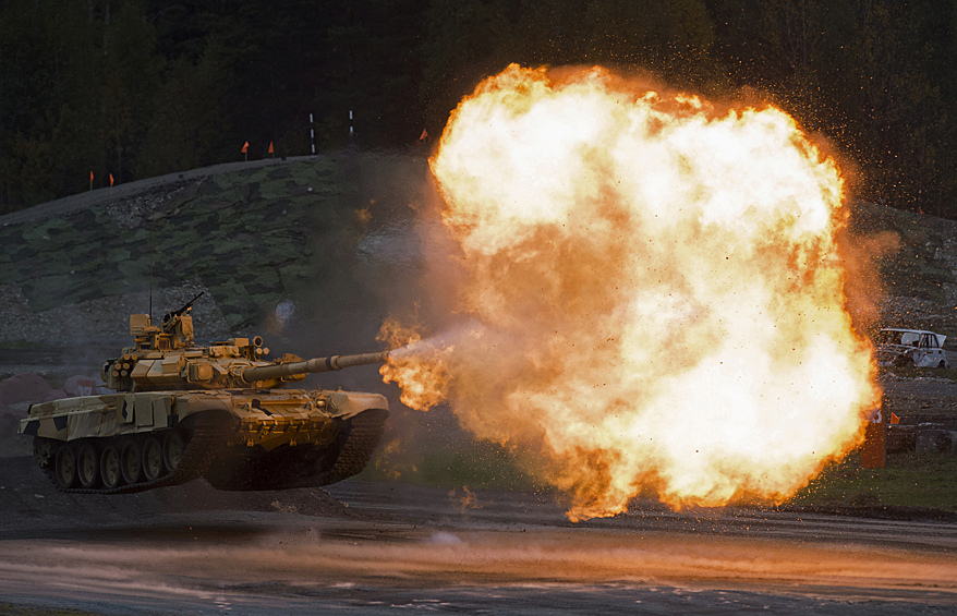 Танк Т-90А во время демонстрационных стрельб на 10-й международной выставке Russia Arms Expo