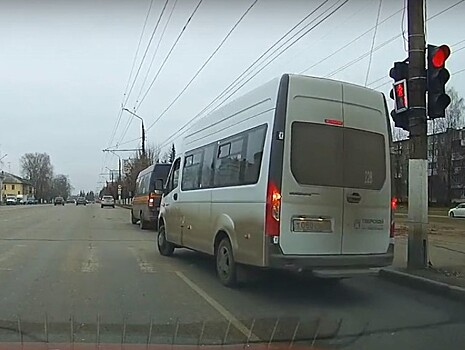 Опубликовано видео, где тверская маршрутка проносится на красный