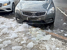 В ХМАО упавшая с крыши ледяная глыба повредила автомобиль