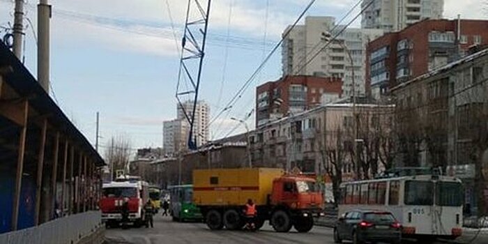 В Екатеринбурге стрела строительного крана упала и повисла на проводах