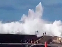 Минимум три человека погибли из-за штормовых волн на Тенерифе