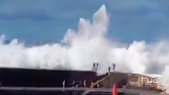 Минимум три человека погибли из-за штормовых волн на Тенерифе