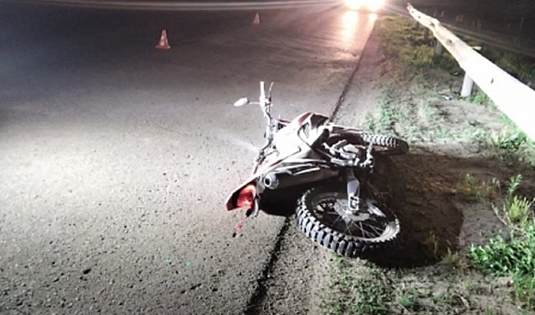 В Волгоградской области 17-летний мотоциклист врезался в отбойник и умер