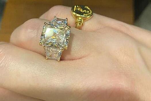 Приняв кольцо за 20 млн, женщина ответила отказом