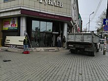 В Иркутске сотрудники ГИБДД привлекают к ответственности водителя иномарки, въехавшего в здание торгового центра