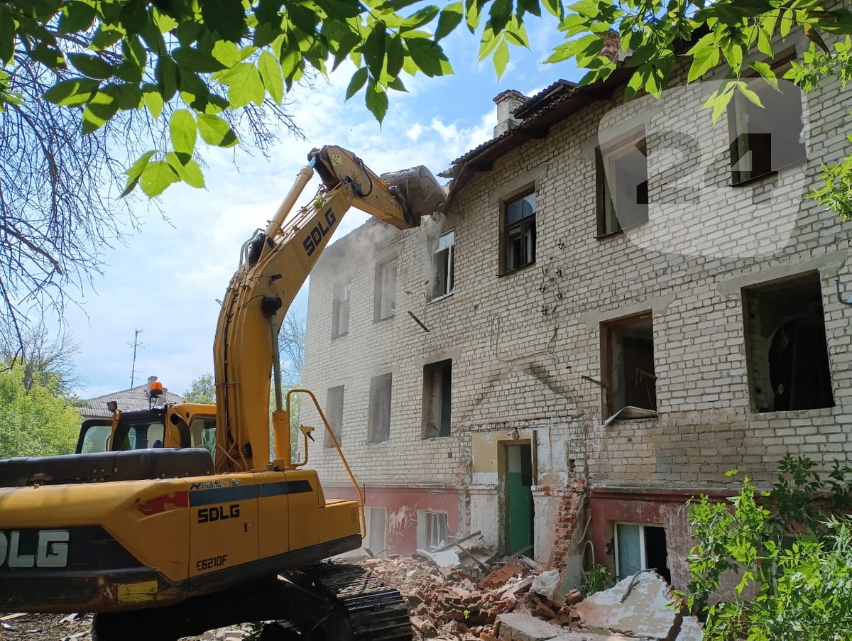 В Калуге приступили к сносу еще одного аварийного дома
