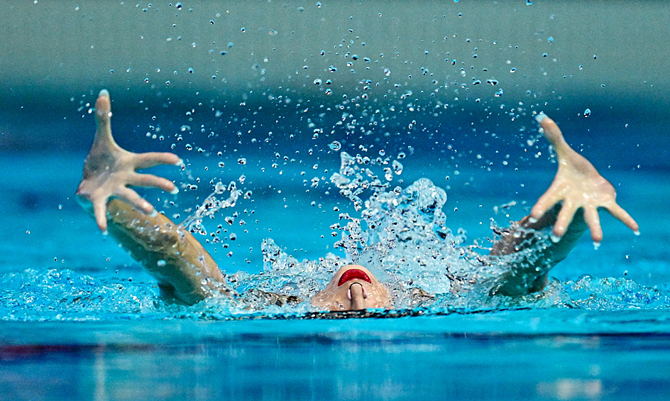 Диана Онкес (Узбекистан) выступает с произвольной программой на сольных соревнованиях по синхронному плаванию среди женщин на Кубке федерации в Казани
