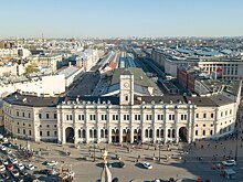Чтобы купить билеты на юг, туристы ночуют на вокзале в Питере