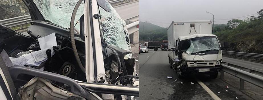 Во Владивостоке столкнулись два грузовика: оба водителя в больнице