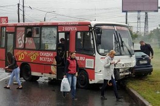 На проспекте Солидарности столкнулись маршрутка и такси: пострадали двое