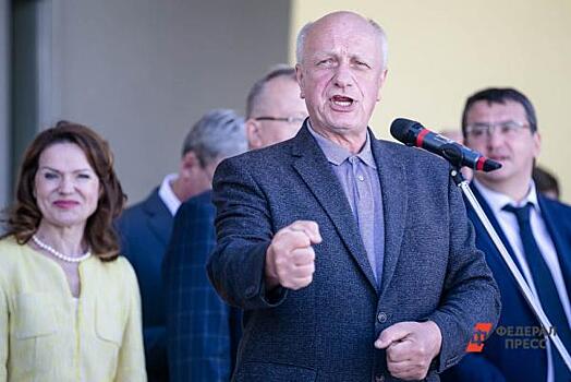 Знаменитый экс-премьер свердловского кабмина Алексей Воробьев принимает поздравления с юбилеем