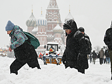 Пробки, аварии и огромные сугробы: последствия рекордного снегопада в Москве