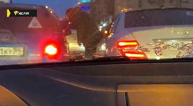 Агрессивный новосибирец разбил стекло соседу по ряду в дорожном конфликте