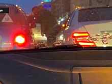 Агрессивный новосибирец разбил стекло соседу по ряду в дорожном конфликте