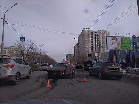В Оренбурге на Чкалова столкнулись Daewoo Nexia и Escalade